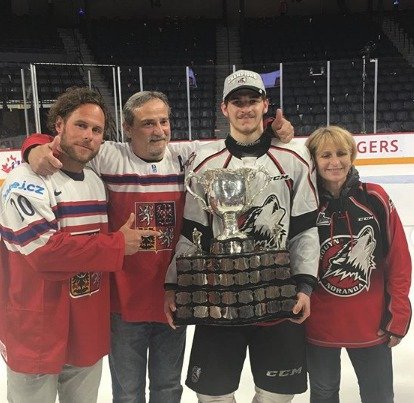 Český útočník Jakub Lauko vybojoval v kanadské hokejové lize (CHL) prestižní Memorial Cup. Na rozhodující zápas se přijel podívat i zkušený forvard Radek Duda