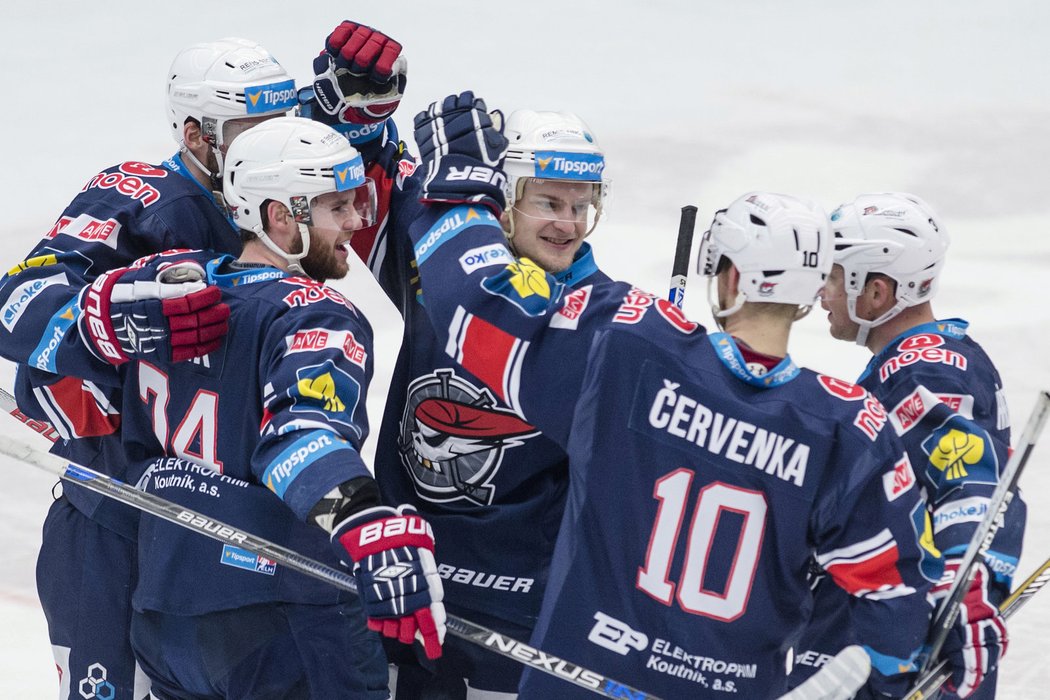 Roman Červenka slavící v klubku spoluhráčů jistotu play off