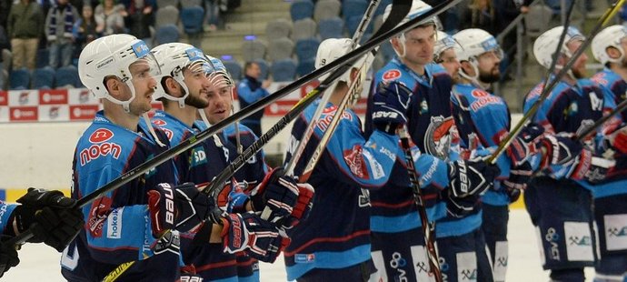 Spříznění prodejci hokejového vybavení Sporttime a All Sports podali insolvenční návrh na prvoligový hokejový klub Piráti Chomutov.