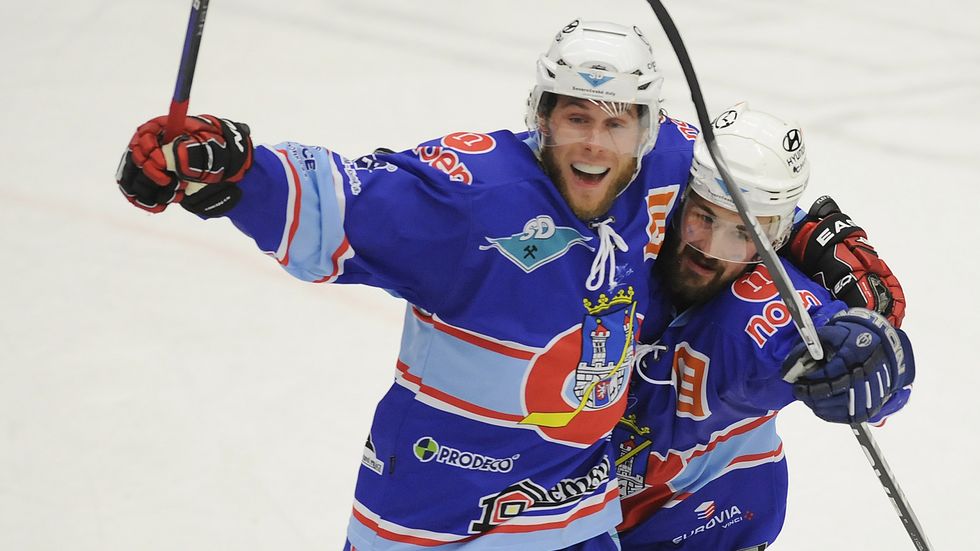 Radek Duda se raduje s Václavem Eiseltem ze vstřelené branky