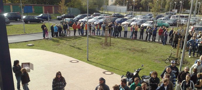 Fronta na chomutovském stadionu, kam přijelo na utkání Kladno s Jaromírem Jágrem v sestavě