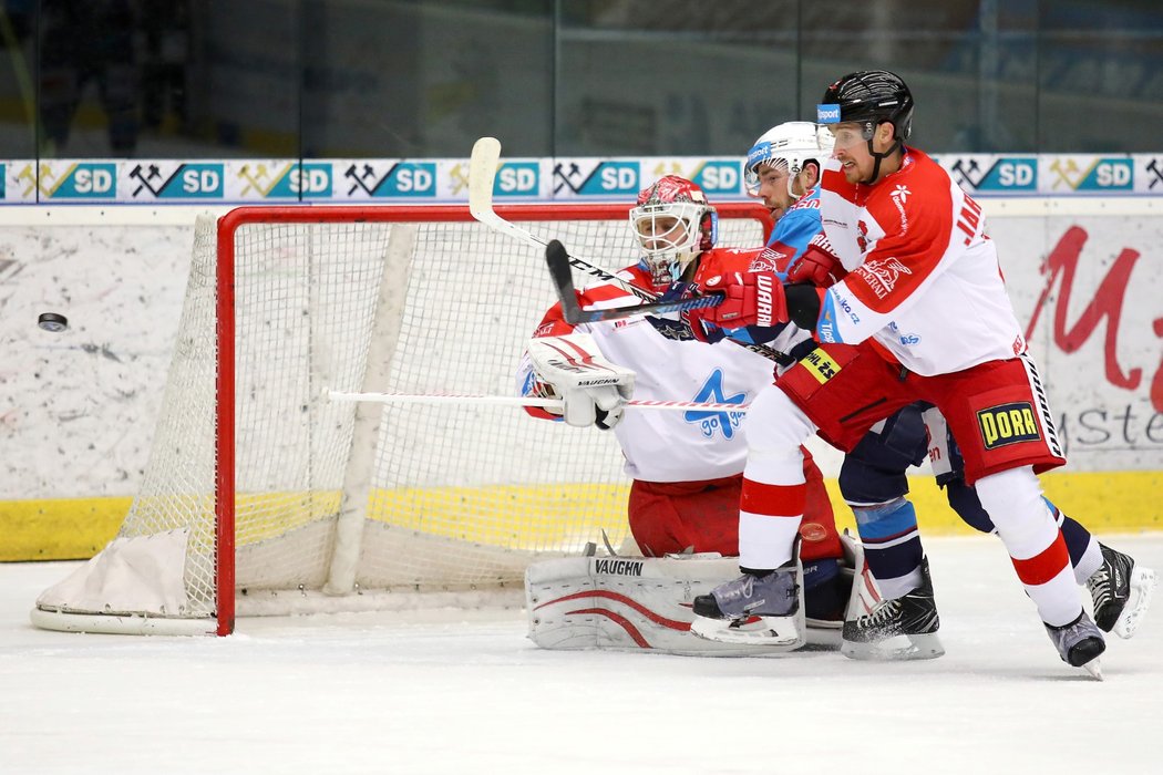 Zleva olomoucký brankář Branislav Konrád, Jakub Sklenář z Chomutova a Jan Jaroměřský z Olomouce