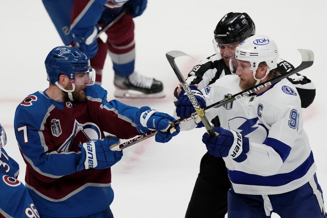 Kapitán Tampy Steven Stamkos ve finále Stanley Cupu proti Coloradu