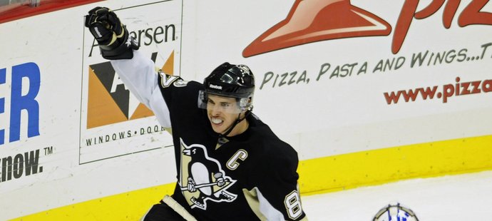 Crosby se raduje jedné ze svých dvou branek do sítě Toronta