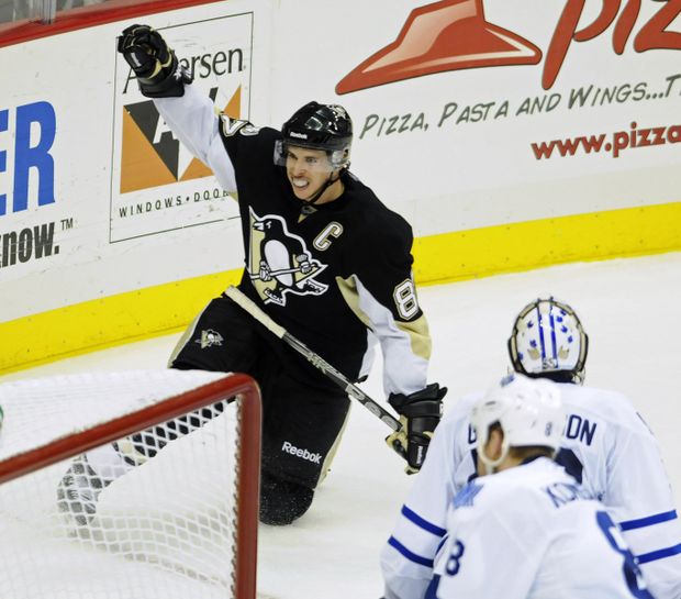 Crosby se raduje jedné ze svých dvou branek do sítě Toronta Crosby se raduje jedné ze svých dvou branek do sítě Toronta