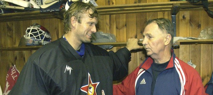 Viktor Tichonov s českým brankářem CSKA Moskva Dušanem Salfickým v roce 2002