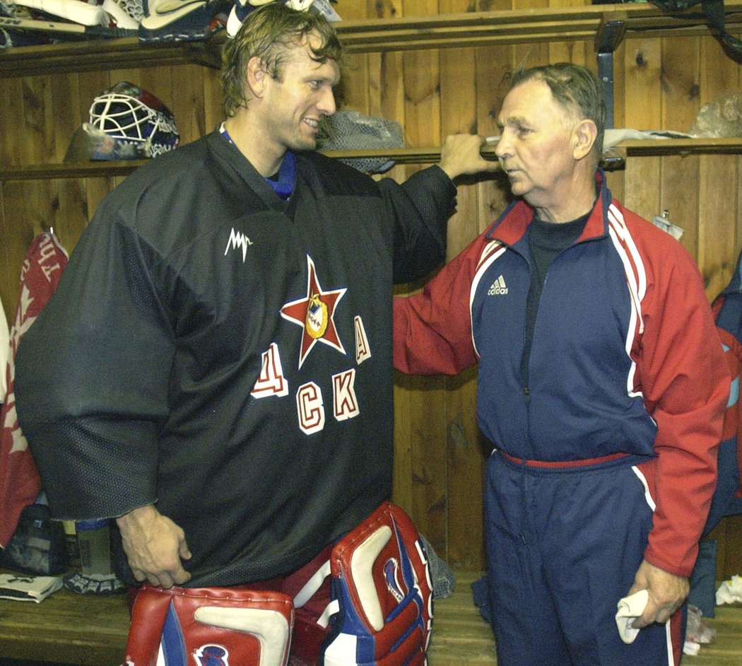 Viktor Tichonov s českým brankářem CSKA Moskva Dušanem Salfickým v roce 2002