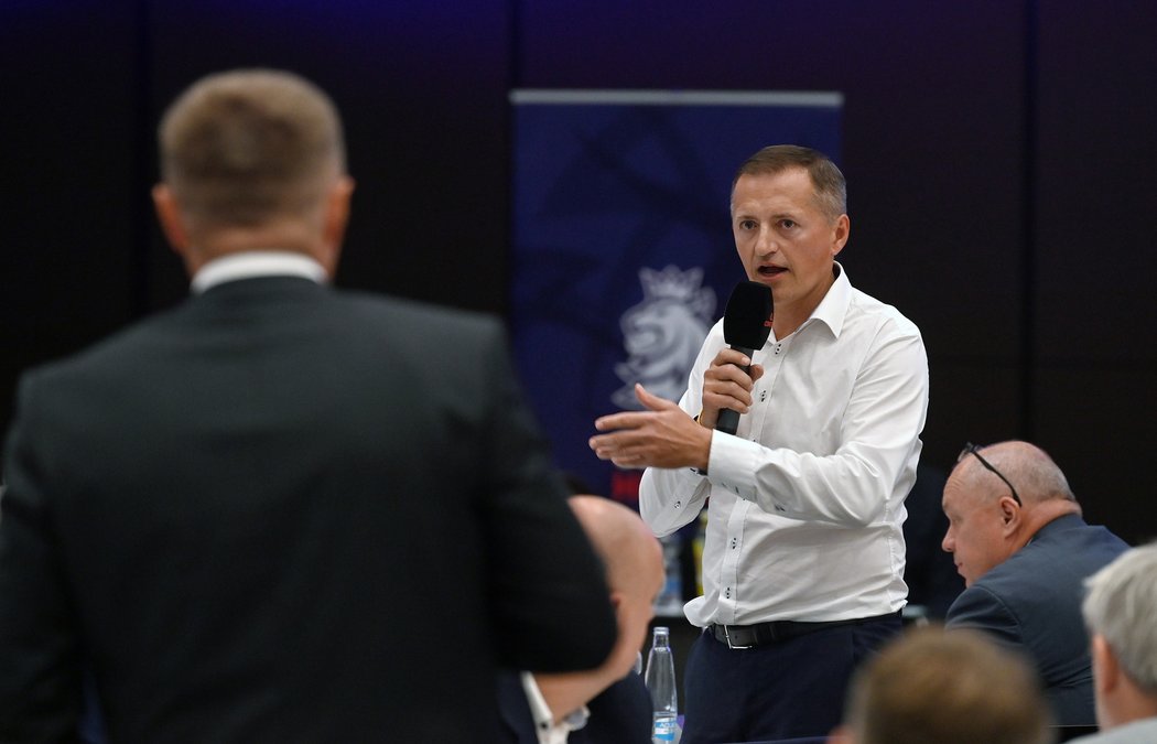 Petr Dědek v diskuzi na Konferenci ČSLH, která měla zvolit nového prezidenta českého hokeje
