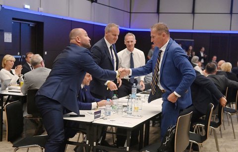 Jiří Šlégr gratuluje Aloisi Hadamczikovi ke zvolení předsedou svazu, další kandidáti Bedřich Ščerba, Otakar Černý a Dominik Hašek