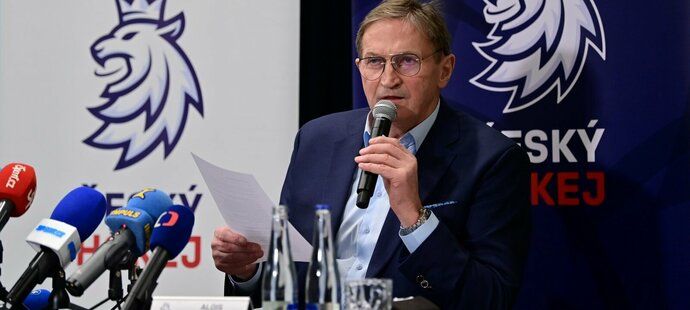 Alois Hadamczik představuje novinářům výsledky auditu hospodaření hokejového svazu