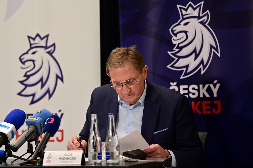 Alois Hadamczik představuje novinářům výsledky auditu hospodaření hokejového svazu