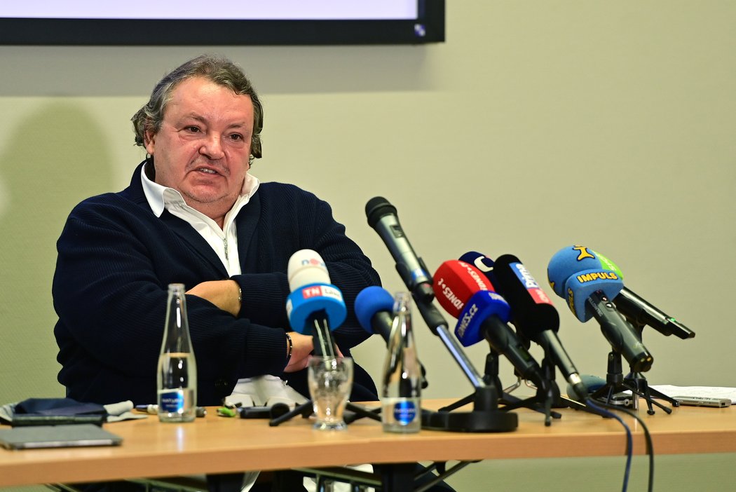 Tomáš Král sleduje novináře na tiskové konferenci, kde se řešilo jeho spojení s StB