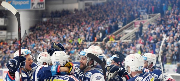 Euforická radost v podání hokejistů Komety Brno