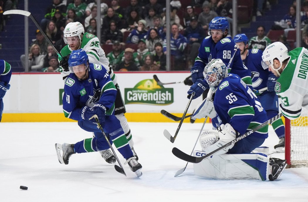 Radek Faksa v utkání proti Vancouveru