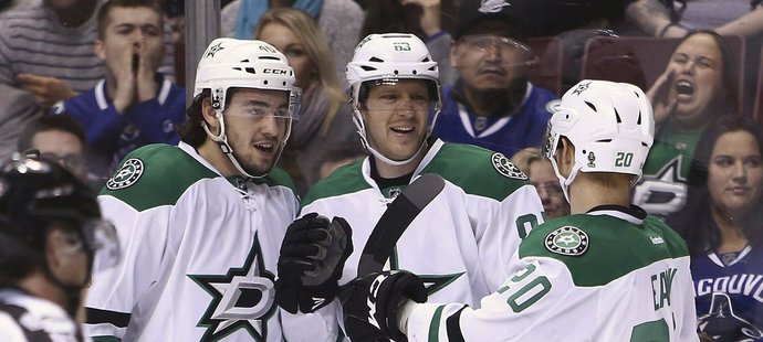 Aleš Hemský a Radek Faksa se ve čtvrtečním utkání NHL podíleli jedním gólem na výhře hokejistů Dallasu 4:2 na ledě Vancouveru.