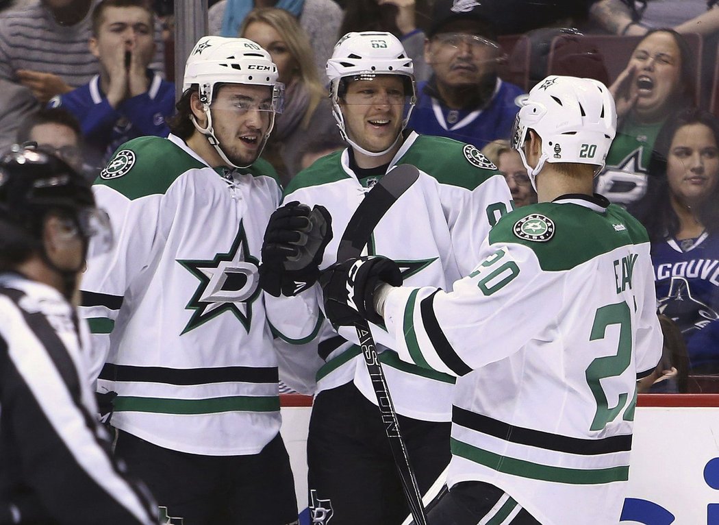 Aleš Hemský a Radek Faksa se ve čtvrtečním utkání NHL podíleli jedním gólem na výhře hokejistů Dallasu 4:2 na ledě Vancouveru.