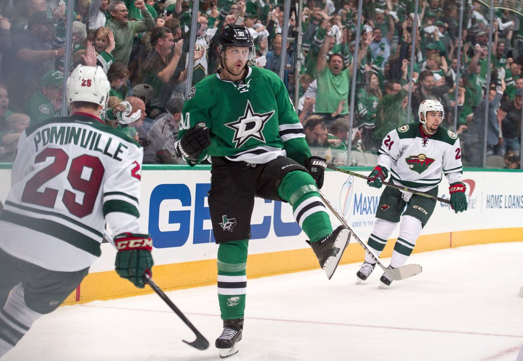 Jason Spezza z Dallasu se raduje z branky v utkání proti Minnesotě