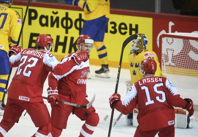 Dánští hokejisté oslavují výhru nad Švédskem