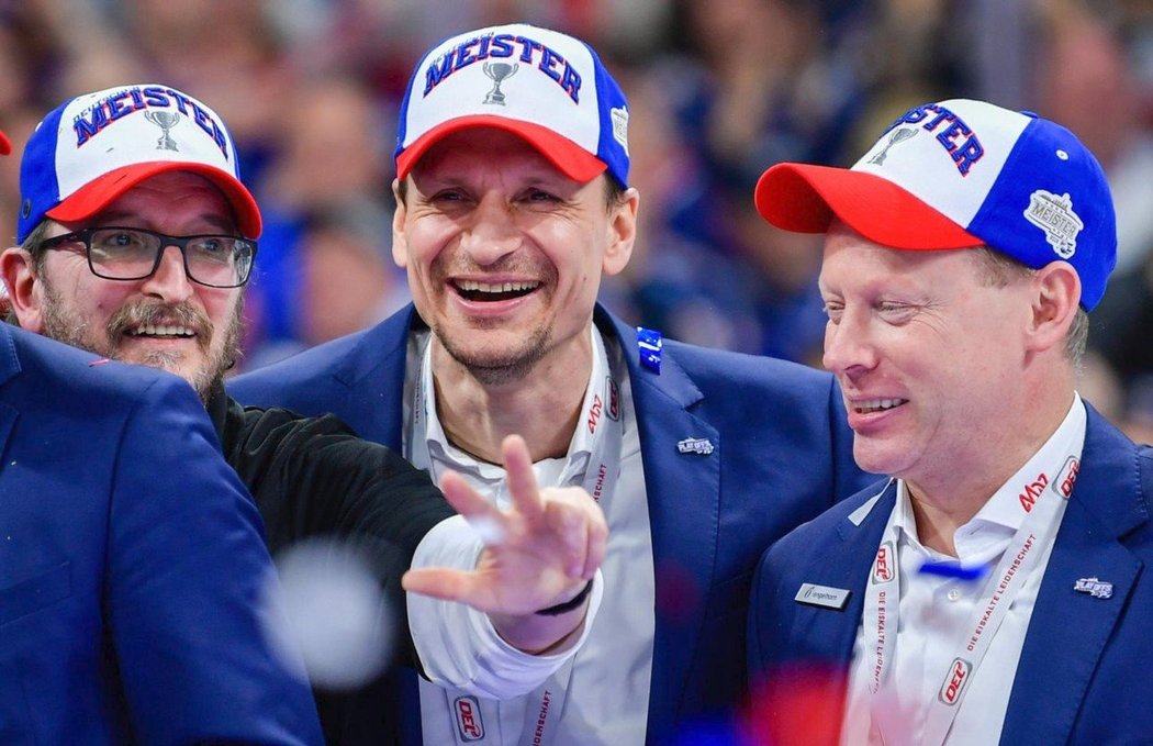 Český trenér Pavel Gross (uprostřed) společně se svými kolegy z Mannheimu oslavuje zisk mistrovského titulu