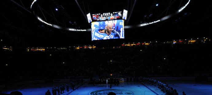Pavol Demitra byl před utkáním symbolicky uveden do slovenské hokejové síně slávy