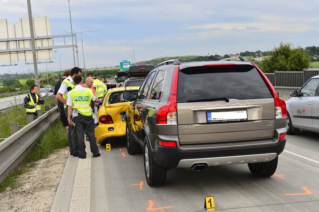 Auto před Haškovým volvem to odneslo nejvíc