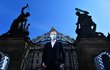 Legendární brankář Dominik Hašek pózuje u Pražského hradu