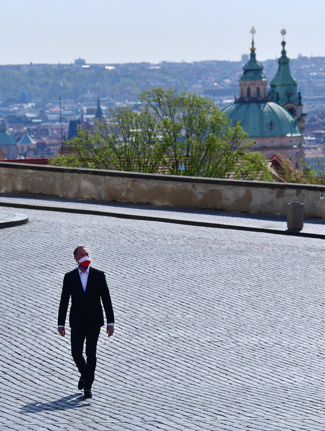 Dominik Hašek před Pražským hradem