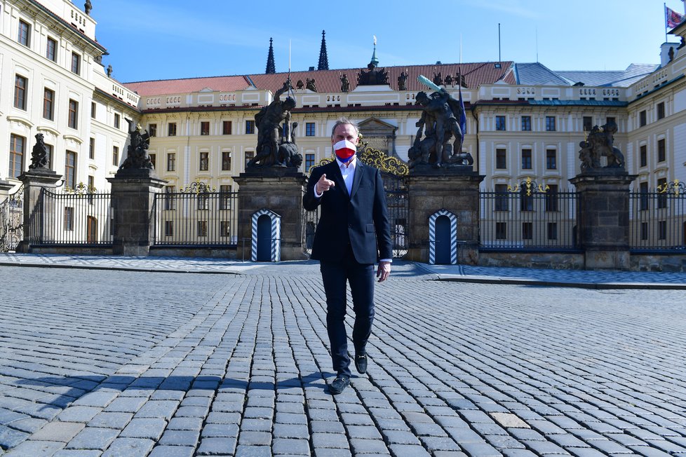 Dominik Hašek na Hradčanském náměstí při focení pro Sport Magazín