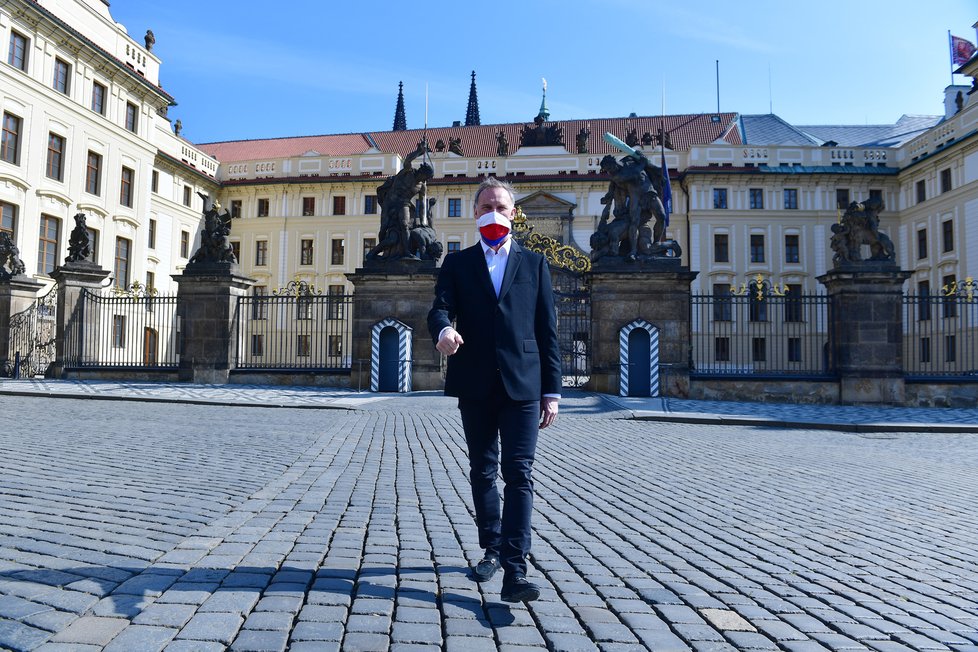 Dominik Hašek na Hradčanském náměstí při focení pro Sport Magazín