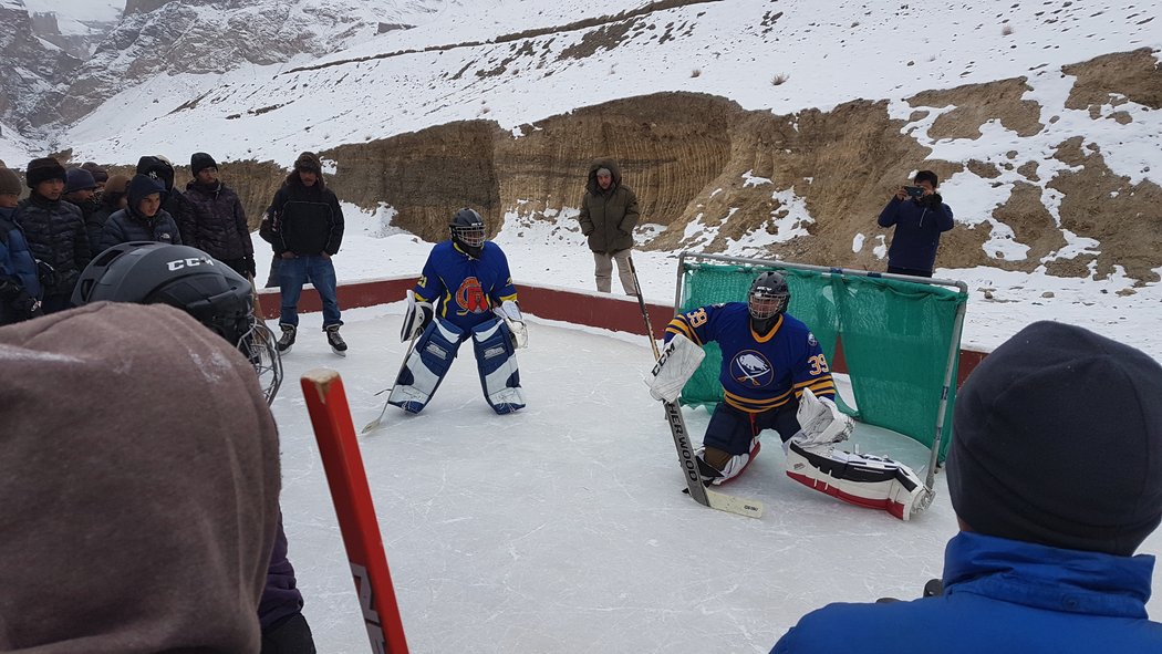 Dominik Hašek v Tibetu po letech i sám oblékl výstroj, aby mohl dětem ukázat, jak se v ní pohybovat...