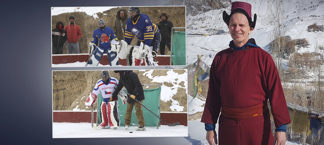 Dominik Hašek byl v Tibetu učit tamní děti chytat v hokejové bráně. Dokonce si na to oblékl i výstroj...