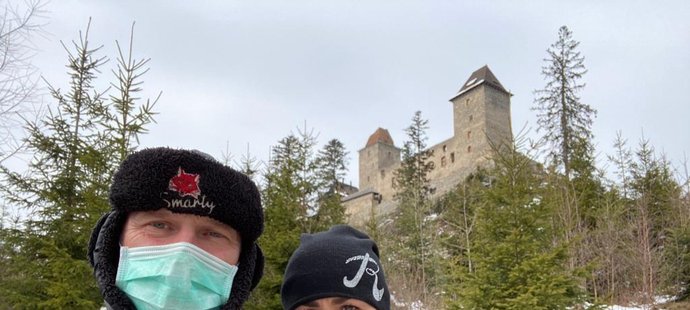 Dominik Hašek s přítelkyní na výletě, samozřejmě s rouškami na obličeji