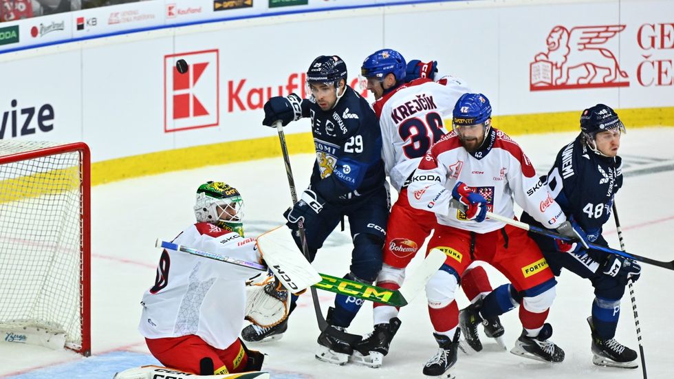 Závar před brankářem Dominikem Pavlátem