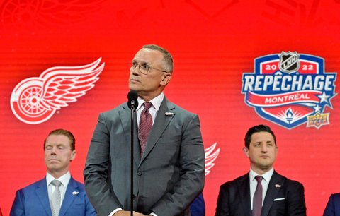 Šéf Detroitu Steve Yzerman během draftu NHL 2022