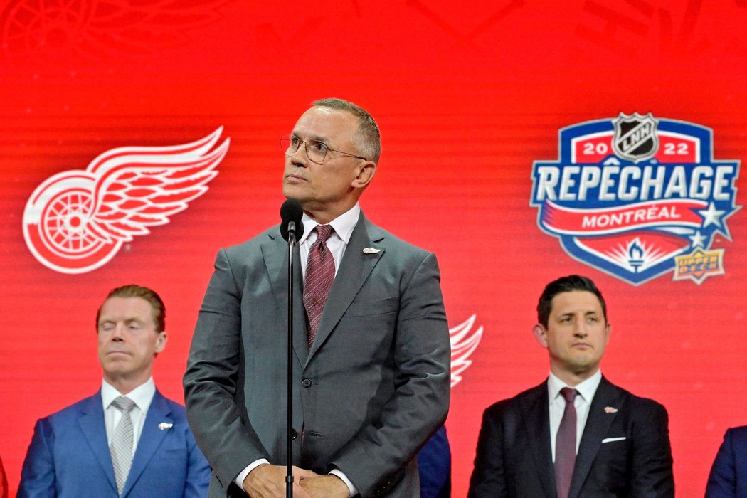 Šéf Detroitu Steve Yzerman během draftu NHL 2022
