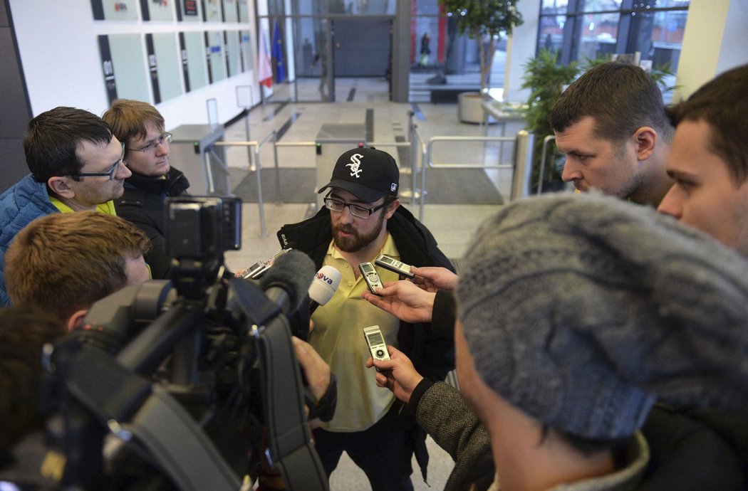 Martin Tondr v obležení novinářů po jednání disciplinárky