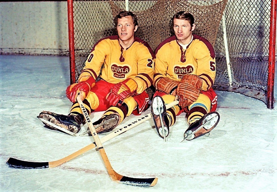 Bratři Jiří (vlevo) a Jaroslav Holíkovi se nesmazatelně zapsali do historie jihlavské Dukly i českého hokeje