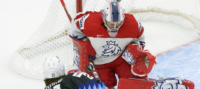 Lukáši Paříkovi v první třetině duelu s USA pomohly tyče