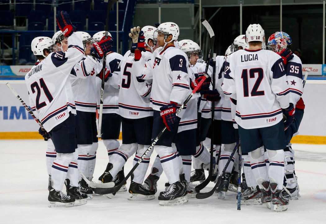 Hokejisté USA se radují z výhry 7:0 nad českým týmem ve čtvrtfinále mistrovství světa
