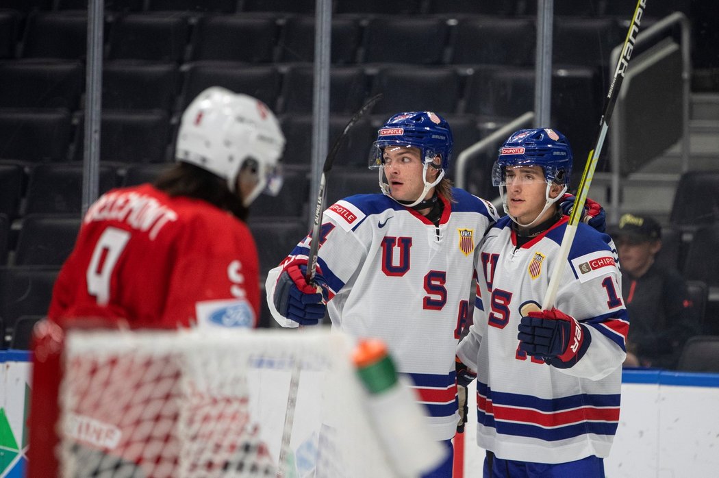 Američtí hokejisté oslavují gól v zápase proti Švýcarsku