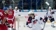 Američtí hokejisté se radují z jedné z branek do sítě českého výběrz