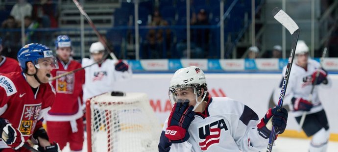 Američtí hokejisté se radují z jedné z branek do sítě českého výběrz