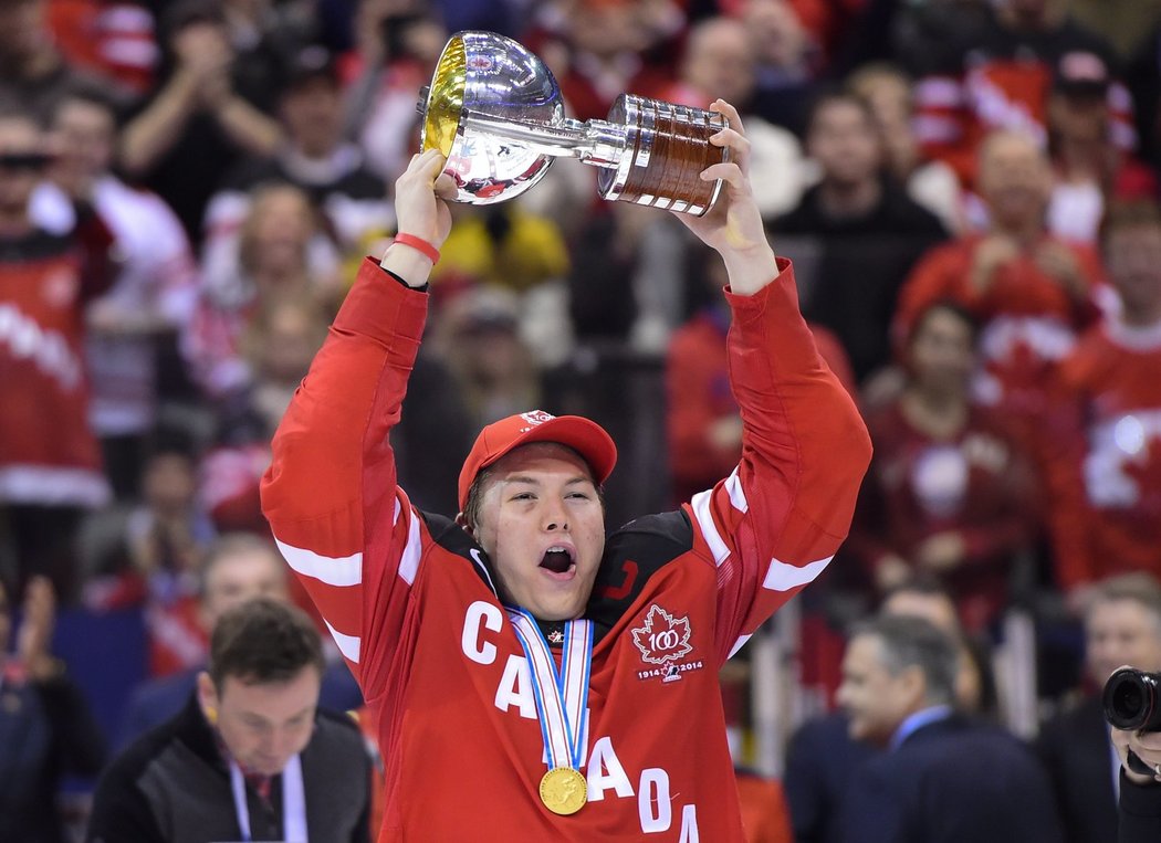 Kapitán Curtis Lazar zvedá nad hlavu vítěznou trofej. Hokejisté Kanady se na domácím mistrovství světa hráčů do 20 let v Torontu dočkali po šesti letech vytouženého zlata, když v dramatickém finále porazili Rusko těsně 5:4.