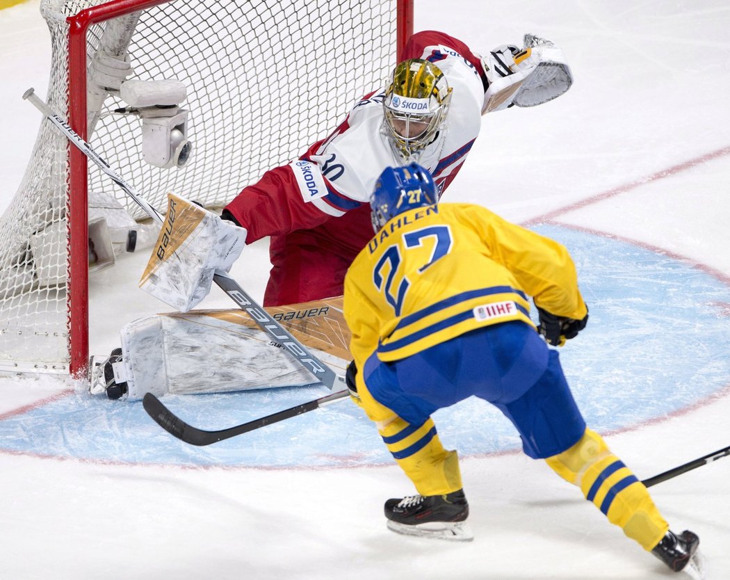 Jonathan Dahlen překonává českého brankáře Daniela Vladaře