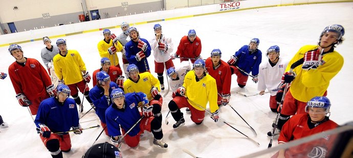 Trenér Marek Sýkora uděluje pokyny na tréninku hokejové dvacítky.