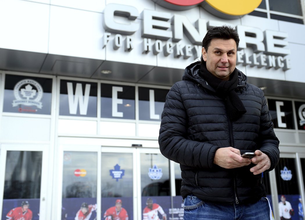 Vladimír Růžička před halou v Torontu, kde sledoval utkání české hokejové reprezentační dvacítky