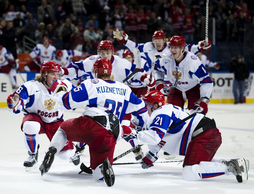 Jevgenij Kuzněcov slaví gól v prodloužení proti Finsku a postup ruské dvacítky do semifinále MS