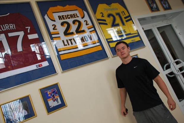 Jiří Hudler u sbírky vzácných dresů - jeden z nich patřil i litvínovskému Robertu Reichlovi Jiří Hudler u sbírky vzácných dresů - jeden z nich patřil i litvínovskému Robertu Reichlovi