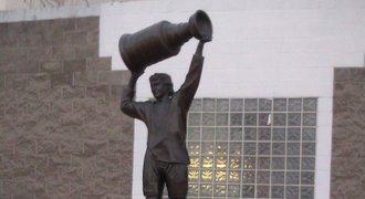 Gretzky je modla Edmontonu, má svoji sochu i dálnici