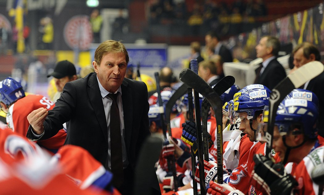 Kouč Alois Hadamczik se snaží probrat české hokejisty v zápase se Švédskem